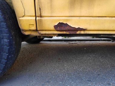 Eski bir arabanın paslı kapı pervazı. Araçta hava tahribatı.