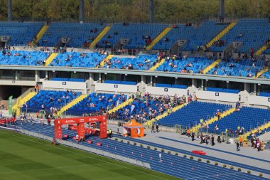 KATOWICE, POLAND - 1 Ekim 2017: Koşucular Polonya 'nın Katowice kentindeki Silezya Stadyumu' nda PKO Silezya Maratonu 'nu tamamladılar. Maratona 34 ülkeden 2 bin 500 katılımcı katıldı.