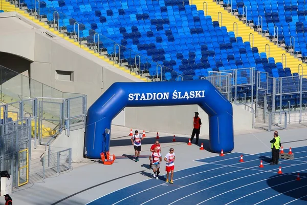 Katowice Polónia Outubro 2017 Corredores Terminam Maratona Silésia Pko Estádio — Fotografia de Stock