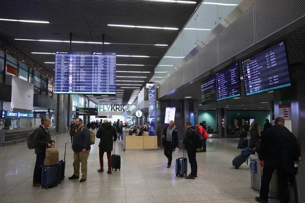 Krakow Polonia Diciembre 2019 Los Pasajeros Visitan Aeropuerto Cracovia Polonia — Foto de Stock