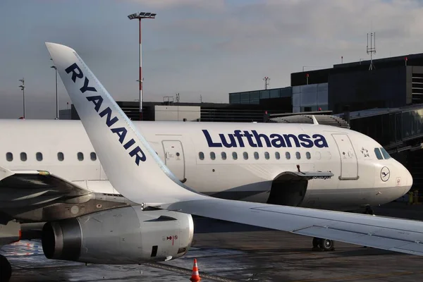 Krakow Poland December 2019 Lufthansa Airbus A321 Aircraft Seen Ryanair — Stock Photo, Image