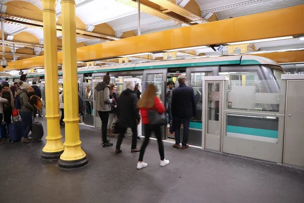 Paryż Francja Grudnia 2019 Pasażerowie Czekają Metro Linii Paryżu Francja — Zdjęcie stockowe