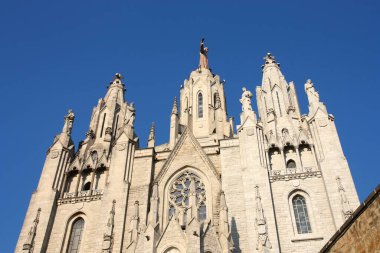 Barcelona, İspanya 'daki Tibidabo Tepesi. Kutsal Kalp Kilisesi cephesi.
