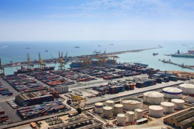 BARCELONA, İspanya - 10 Eylül 2009: İspanya 'nın ikinci büyük şehri Barcelona Limanı. Barcelona Limanı, Avrupa 'nın en işlek 10 konteynır limanından biridir..