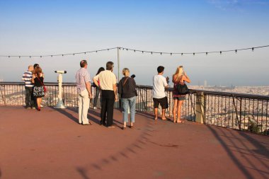 BARCELONA, İspanya - 10 Eylül 2009: İnsanlar İspanya 'nın en büyük ikinci kenti olan Barcelona' daki Tibidabo Hill 'i ziyaret ediyor..