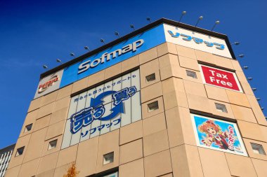 TOKYO, Japonya - 4 Aralık 2016: Tokyo 'nun Akihabara ilçesindeki Sofmap elektronik mağazası. Akihabara aynı zamanda Electric Town bölgesi olarak da bilinir, elektronik mağazaları ve otaku kültürüyle ünlüdür..