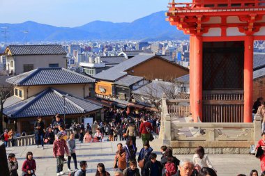 KYOTO, JAPONYA - 26 Kasım 2016: İnsanlar Japonya 'nın Kyoto kentindeki Higashiyama eski kasabasını ziyaret ediyor. Kyoto 'nun 17 UNESCO Dünya Mirası Alanı var.