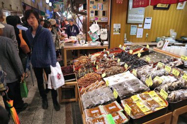 KYOTO, JAPONYA - 27 Kasım 2016: İnsanlar Japonya 'nın Kyoto kentindeki Nishiki Pazarı' nı ziyaret ediyor. Nishiki, Kyoto 'da popüler bir geleneksel gıda pazarı..