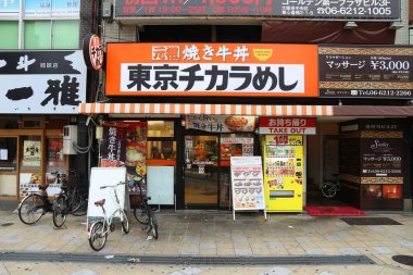 OSAKA, JAPONYA - 23 Kasım 2016: Osaka 'daki Chikara Meshi restoranı, Japonya' nın üçüncü büyük şehri. Chikara Meshi imzalı yemekler ızgara et kasesidir..