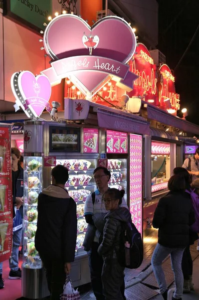 东京东京 2016年12月4日 人们参观了日本东京原宿地区Takeshita街的一家煎饼店 Harajuku 是东京石谷区的一个流行的青年文化和时尚区 — 图库照片