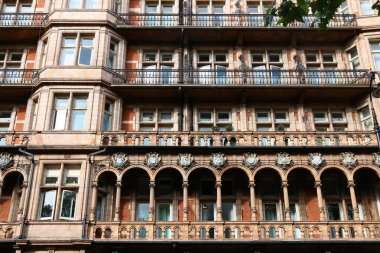 Londra, İngiltere 'deki tarihi otel mimarisi. Bloomsbury bölgesindeki Russell Meydanı.