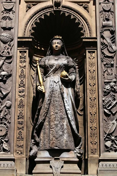 伦敦皇家法院维多利亚女王雕像 — 图库照片