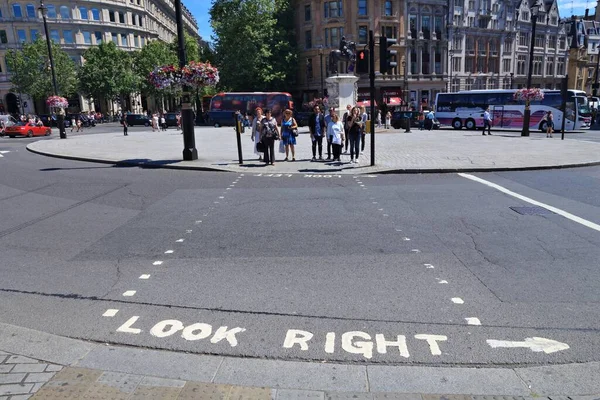 London Lipiec 2016 Ludzie Przechodzą Przez Ulicę Trafalgar Square Londynie — Zdjęcie stockowe