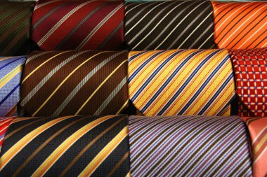 İtalyan moda mağazasında resmi erkek giyim seçimi. Renkli kravatlar.