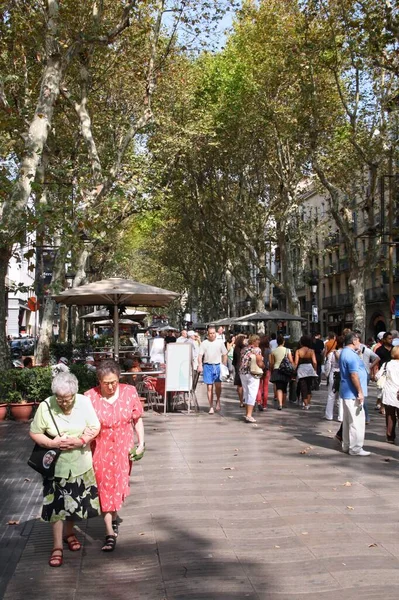 Barcelona Espanha Setembro 2009 Pessoas Caminham Famosa Avenida Rambla Barcelona — Fotografia de Stock