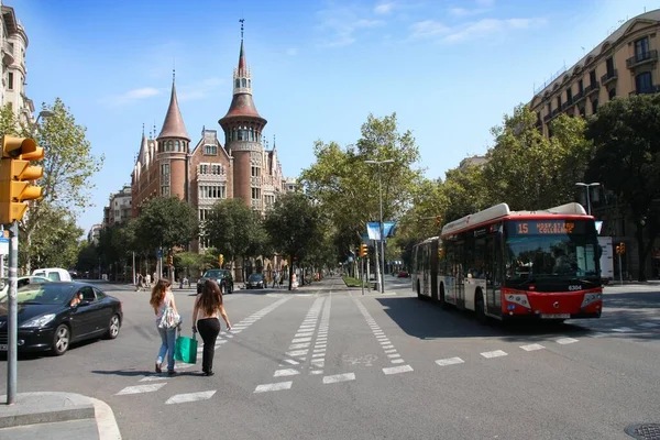 Barcelona Spanien September 2009 Folk Går Förbi Casa Les Punxes — Stockfoto