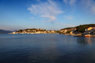 Hırvatistan 'ın Korcula adasındaki Lumbar limanı. Balıkçı limanı gün batımı.
