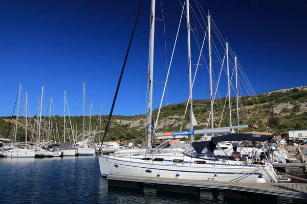 Primosten クロアチア 2021年7月15日 ダルマチアのプリモステン マリーナに係留されている帆船 クロアチアはヨーロッパで有名な夏のセーリングの目的地です — ストック写真