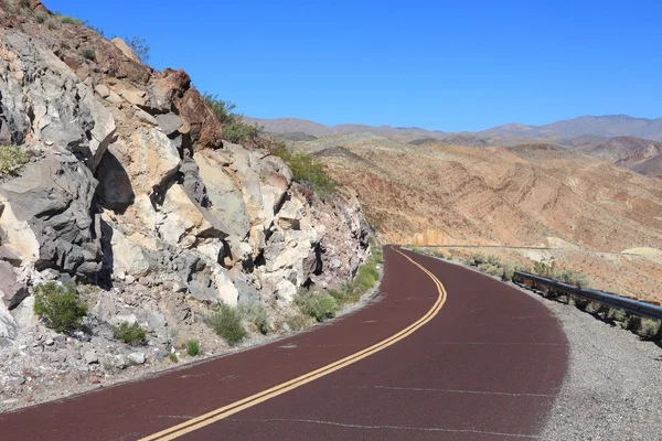 Weg in de Mojavewoestijn — Stockfoto