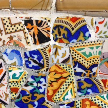 Mozaik Antoni Gaudi Park Guell - Barcelona ayrıntı içinde. Sanatsal arka plan dokusu trencadis. Kare kompozisyon.