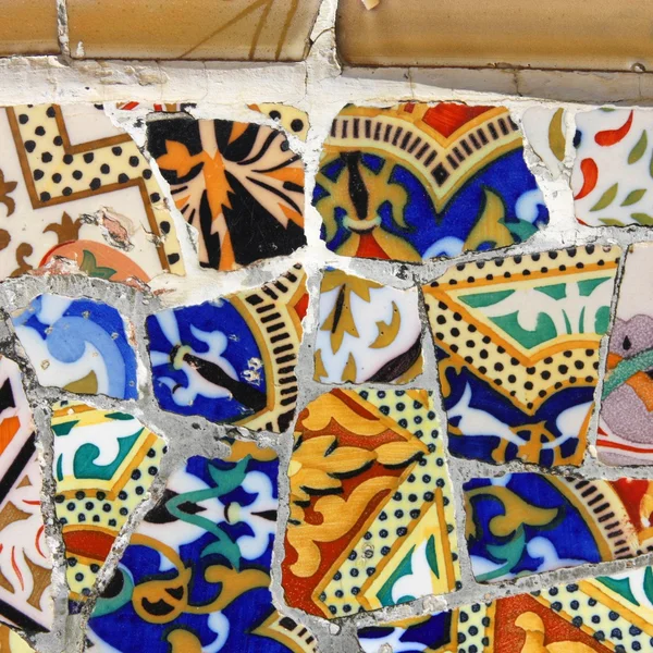 Mozaïek in Antoni Gaudi's Park Güell - Barcelona detail. Artistieke achtergrond textuur van trencadis. Vierkante samenstelling. — Stockfoto