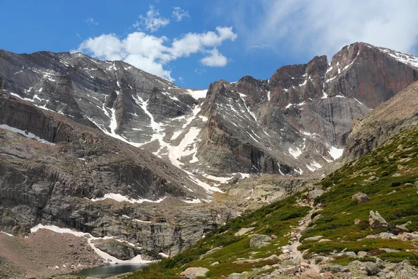 Weg durch die felsigen Berge — Stockfoto