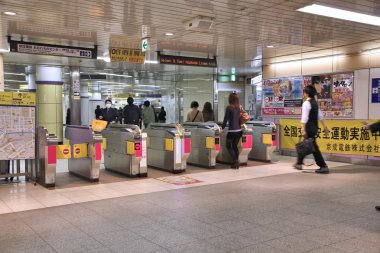 Tokyo Metro kapıları