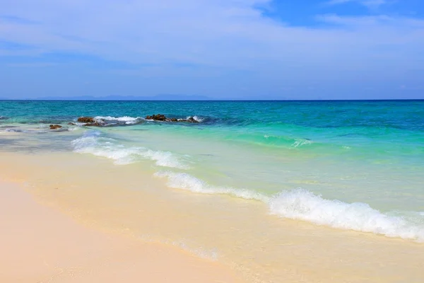 Praia de areia na Tailândia — Fotografia de Stock