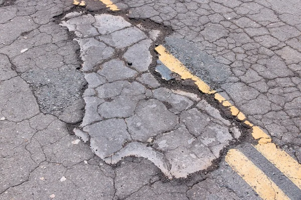 破損したアスファルト道路 — ストック写真