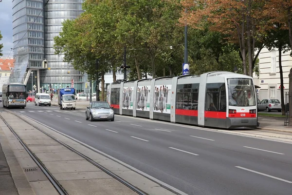 Vienna nowoczesny tramwaj — Zdjęcie stockowe