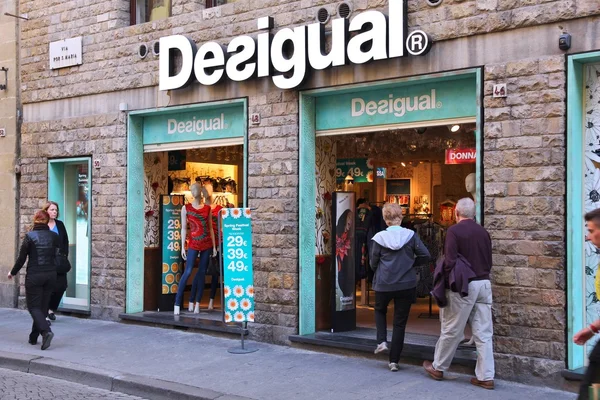 Магазин одежды Desigual — стоковое фото