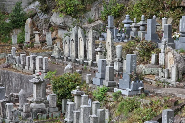 Kirkegården i Onomichi, Japan – stockfoto