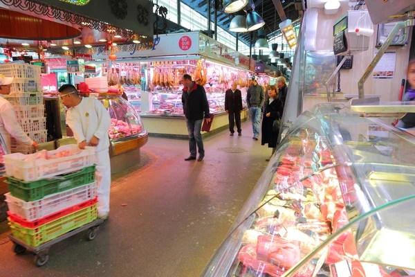 Carniceros en el mercado de la Boquería — Foto de Stock