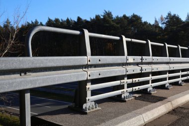 Polonya 'nın Malopolskie bölgesindeki bir otoyol köprüsünün kenarındaki bariyer. Ulaşım altyapısı.