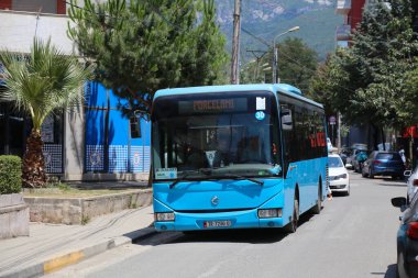 TİRAN, ALBANIA - 11 Temmuz 2025: Arnavutluk 'un başkenti Tiran' da toplu taşıma otobüsü.