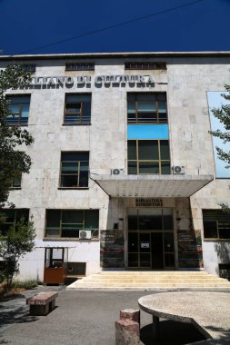 TİRAN, ALBANIA - 11 Temmuz 2025: Arnavutluk Ulusal Kütüphanesi (Biblioteka Kombetare) Tiran şehir merkezinde, Arnavutluk.