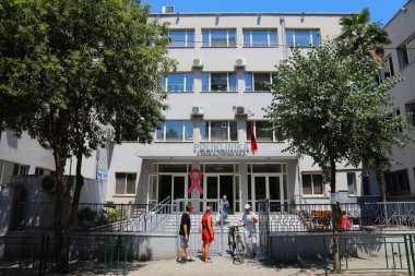 TİRAN, ALBANIA - 12 Temmuz 2025: 3 Numaralı Özel Polyklinik, Tiran kenti, Arnavutluk 'taki hastane binası.