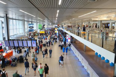 AMSTERDAM, NETHERLANDS - 11 Temmuz 2017: Amsterdam 'daki Schiphol Havaalanı' nda yolcu kalabalığı. Schiphol dünyanın en yoğun havaalanlarından biridir..