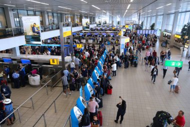 AMSTERDAM, NETHERLANDS - 11 Temmuz 2017: Amsterdam 'daki Schiphol Havaalanı' nda yolcu kalabalığı. Schiphol dünyanın en yoğun havaalanlarından biridir..