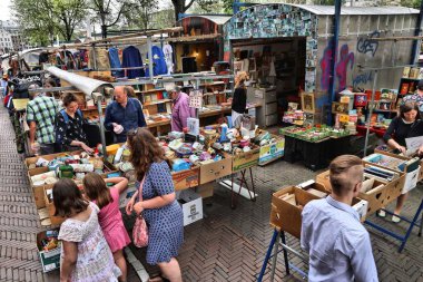 AMSTERDAM, NETHERLANDS - 8 Temmuz 2017: İnsanlar Amsterdam, Hollanda 'daki Waterlooplein Market' i ziyaret ediyor. Popüler bit pazarında 300 'e kadar tezgah var..