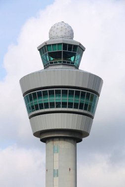 AMSTERDAM, NETHERLANDS - 11 Temmuz 2017: Schiphol, Amsterdam 'daki hava trafik kontrol kulesi. Schiphol dünyanın en yoğun 12. havaalanıdır..