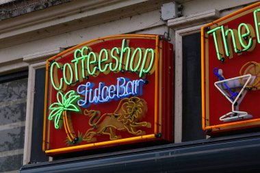 AMSTERDAM, NETHERLANDS - 8 Temmuz 2017: Amsterdam, Hollanda 'da kahve dükkanı tabelası. Kahveciler kişisel tüketim için yasal olarak marihuana satıyorlar..