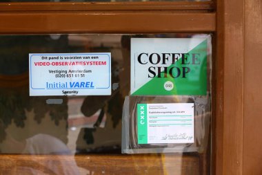 AMSTERDAM, NETHERLANDS - 8 Temmuz 2017: Amsterdam, Hollanda 'da bir kahve dükkanının vitrininde yasal izin. Kahveciler kişisel tüketim için yasal olarak marihuana satıyorlar..