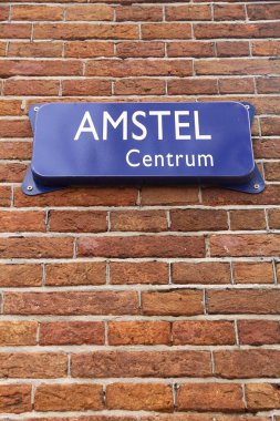 Amsterdam, Hollanda - sokak adı işareti. Amstel Nehri ve caddesi.