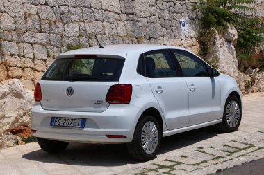 SALENTO, İtalya - 2 Haziran 2017: Volkswagen Polo İtalya 'da park edilmiş küçük beyaz hatchback araba.
