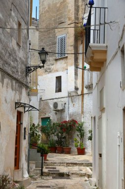 Grottaglie, İtalya - tipik eski kasaba sokak manzarası.