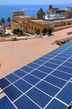 Güneş panelleri - Apulia, İtalya 'daki park yerlerini kapsayan fotovoltaik elektrik hücreleri kurulumu.