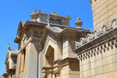 Avrupa mezarlığı. Lecce, İtalya - Cimitero Anıtı 'ndaki eski mozoleler (Anıtsal Mezarlık).