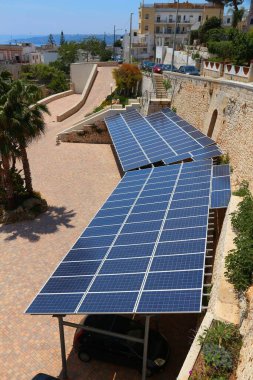 Güneş panelleri - Apulia, İtalya 'daki park yerlerini kapsayan fotovoltaik elektrik hücreleri kurulumu.
