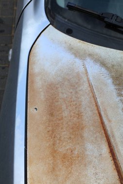 Paslı araba kaputu - hava soluk çelik. Araçta aşınma hasarı.